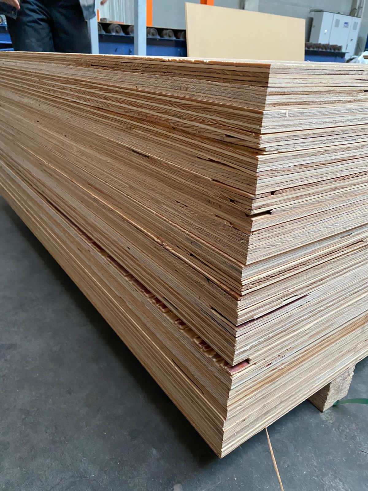 Rétegelt lemez fenyő 18 mm – 2500×1250 mm