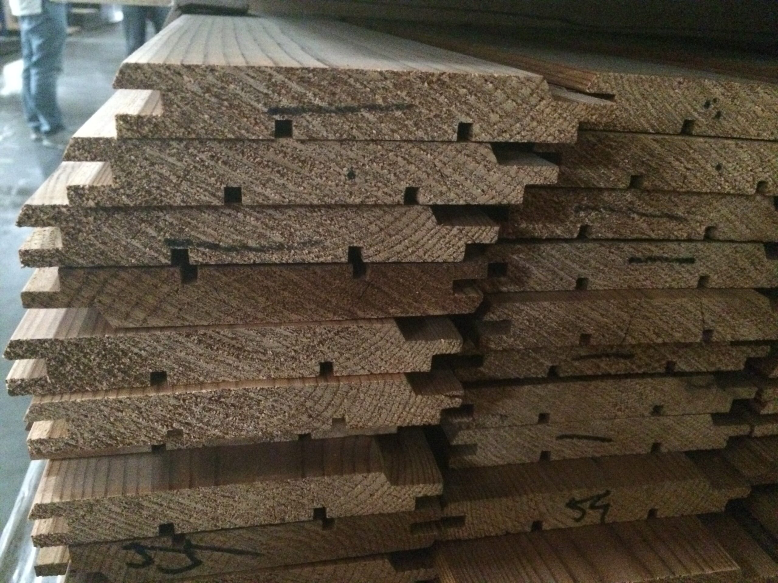 Thermowood trapéz profil – modern homlokzatburkolat hőkezelt fenyőből