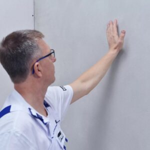 Ceresit CT 17 mélyalapozó: 1. lépés – az aljzat előkészítése