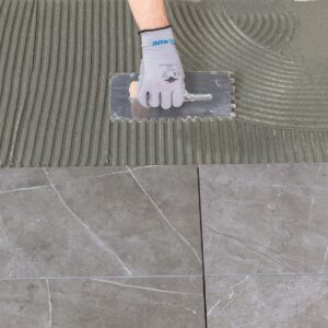 Mapei Adesilex P9 csemperagasztó alkalmazás közben